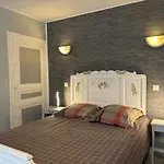 Pres D'un Chateau Avec Jardin, Terrasse, Parking Et Wifi, A 14 Km De Vichy - Fr-1-489-1 Tatil Evi
