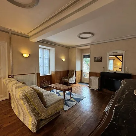 Pres D'un Chateau Avec Jardin, Terrasse, Parking Et Wifi, A 14 Km De Vichy