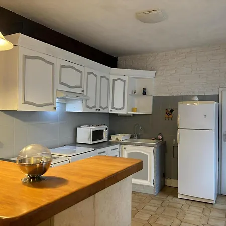 Pres D'un Chateau Avec Jardin, Terrasse, Parking Et Wifi, A 14 Km De Vichy
