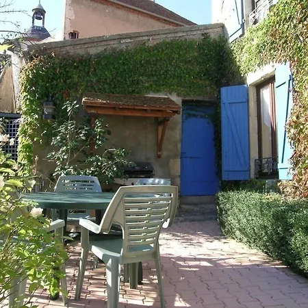 Pres D'un Chateau Avec Jardin, Terrasse, Parking Et Wifi, A 14 Km De Vichy Country house