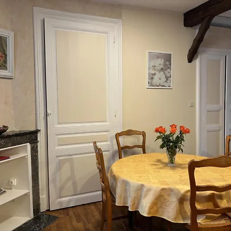 Country house Pres D'un Chateau Avec Jardin, Terrasse, Parking Et Wifi, A 14 Km De Vichy