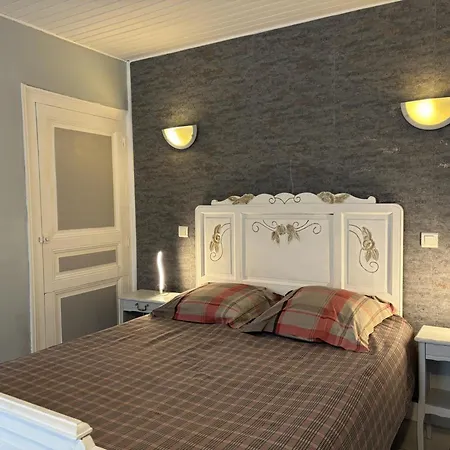 Pres D'un Chateau Avec Jardin, Terrasse, Parking Et Wifi, A 14 Km De Vichy - Fr-1-489-1 Dom wakacyjny