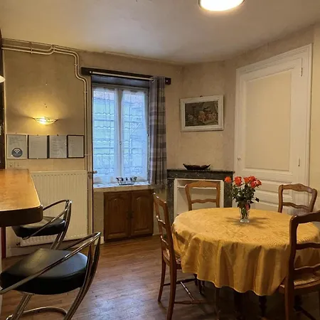 Country house Pres D'un Chateau Avec Jardin, Terrasse, Parking Et Wifi, A 14 Km De Vichy