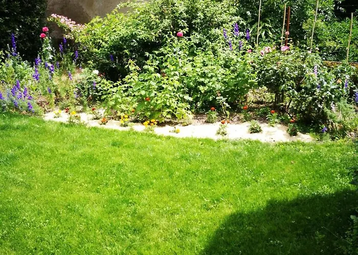 Pres D'un Chateau Avec Jardin, Terrasse, Parking Et Wifi, A 14 Km De Vichy - Fr-1-489-1 *