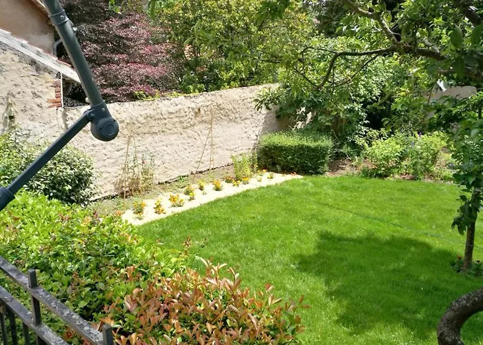 Pres D'un Chateau Avec Jardin, Terrasse, Parking Et Wifi, A 14 Km De Vichy - Fr-1-489-1 *