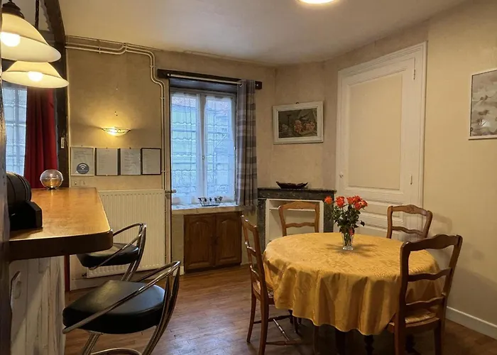 度假居 Pres D'un Chateau Avec Jardin, Terrasse, Parking Et Wifi, A 14 Km De Vichy - Fr-1-489-1